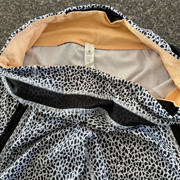 Lululemon Inspire Tight, Black and White Splatter Mesh Leggings, Size 8 - Picture 6 of 6